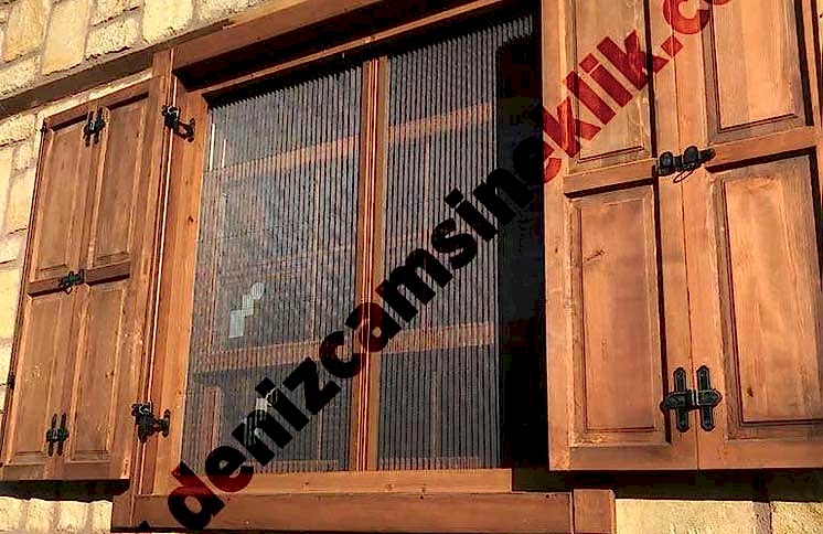 Ahşap pencereye sineklik
